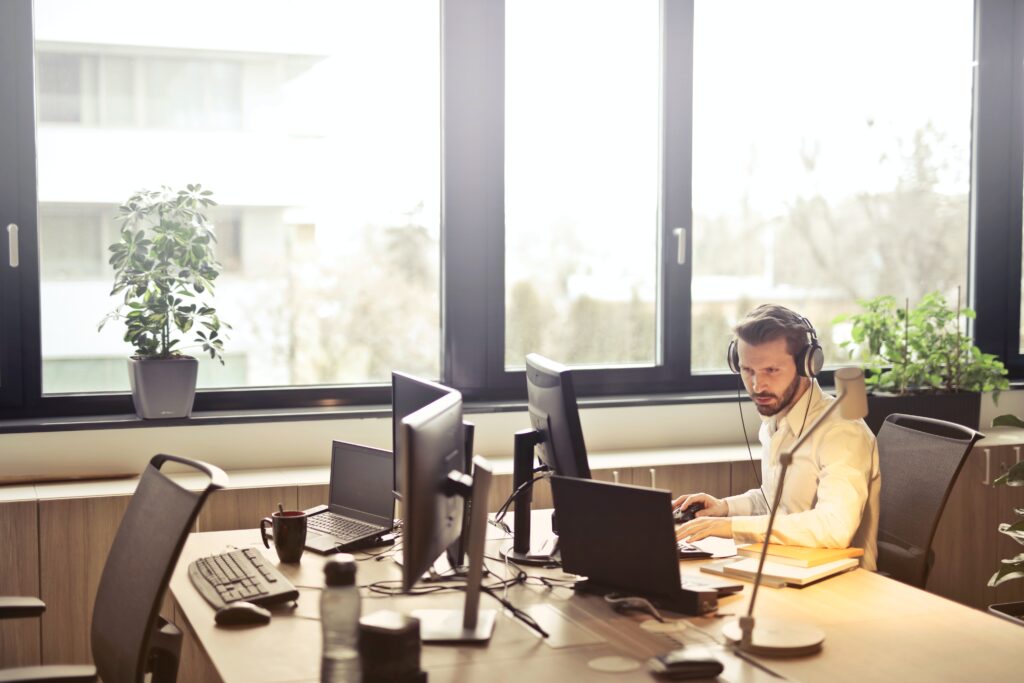 medewerker aan het werk