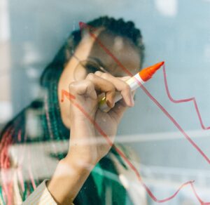Woman who draws lines on a board