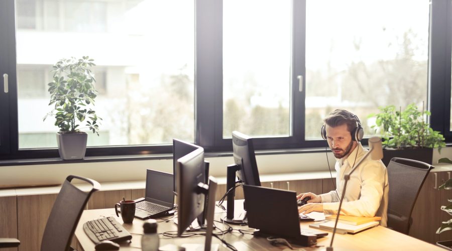 medewerker aan het werk